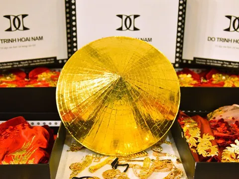 NTK Đỗ Trịnh Hoài Nam dát vàng lên 26 chiếc nón lá để trình diễn áo dài
